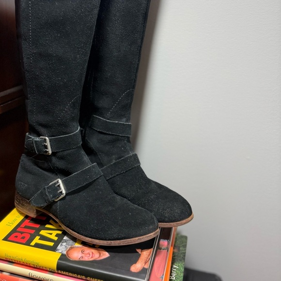 UGG Black Heeled Boots Sleek and Stylish - Picture 4 of 15